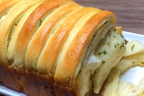 Butter & Garlic Pull-apart Bread Recipe Is Overflowing With Garlicy Goodness