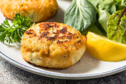 Famous Crab Cakes Recipe: This Moist Lump Crab Cake Deserves a Trophy | Seafood | 30Seconds Food