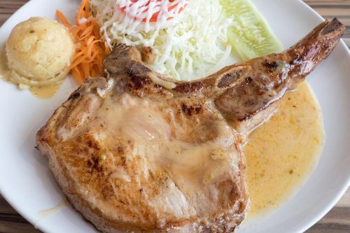 5-Ingredient Slow-cooked Pork Chops Recipe With Gravy Is Super Tender