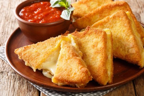 Mozzarella in Carrozza Recipe: This Fried Mozzarella Sandwich Recipe Is an Italian Favorite
