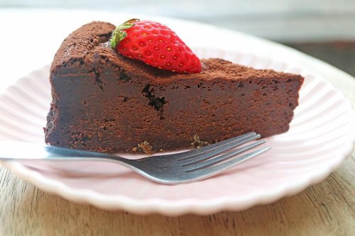 Decadent Flourless Chocolate Cake Recipe Deserves a Standing Ovation (6 Ingredients)