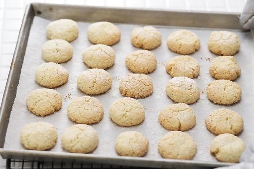 Crispy, Chewy Italian Amaretti Almond Cookies Recipe (5 Ingredients, 30 Minutes)