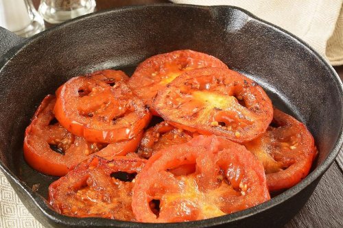 "Fried" Summer Tomatoes Recipe With Garlic Is Ready in 5 Minutes