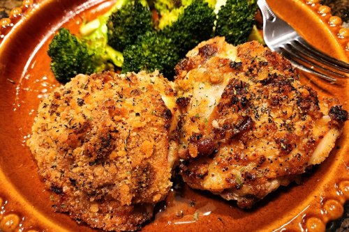 This Crunchy Baked Chicken Recipe Has All the Flavors We Crave (7 Ingredients)