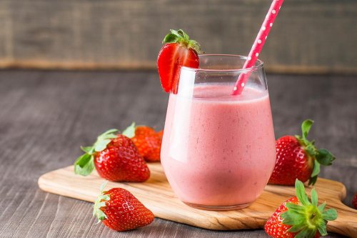 Healthy 4-Ingredient Strawberry Smoothie Recipe Is Summer In a Cup