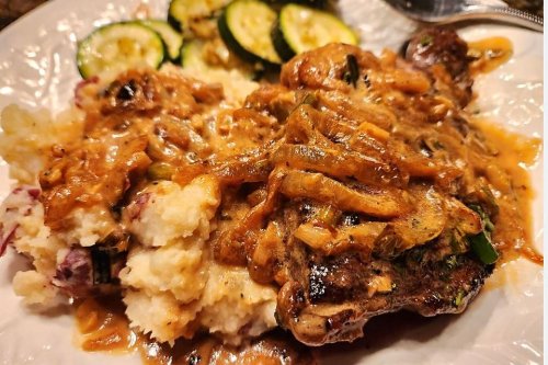 Smothered Steaks Recipe With Creamy Caramelized Onion Gravy (30 Minutes)