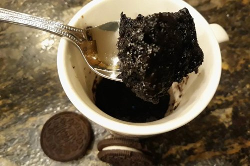 This 2-Ingredient Oreo Cookie Mug Cake Recipe Is Kind of Amazing