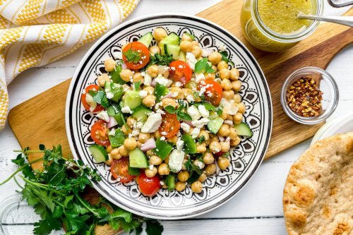 Mediterranean Chickpea Salad (10 Minutes)