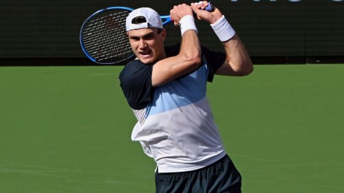 Jack Draper: Jakub Mensik beats Indian Wells champion in Miami Open amid disruption of mass fan exodus