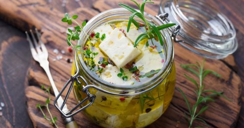 Cette recette de feta marinée ultra simple et rapide va booster vos salades cet été !