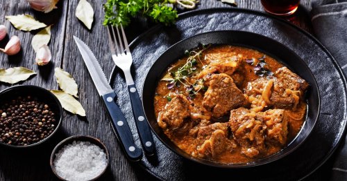 “C’est un peu mon bœuf bourguignon” : Norbert Tarayre partage sa recette de la véritable carbonnade ch’ti pour se réchauffer - 750g.com