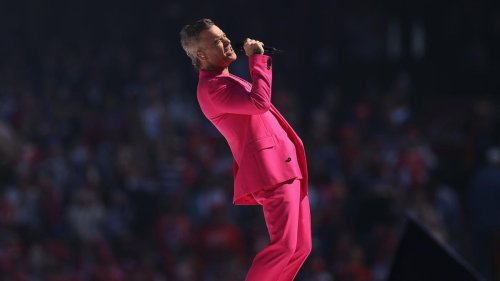 John Farnham health update: Aussie icon ‘deeply touched’ by Robbie Williams’ epic tribute during the 2022 AFL Grand Final pre-game entertainment