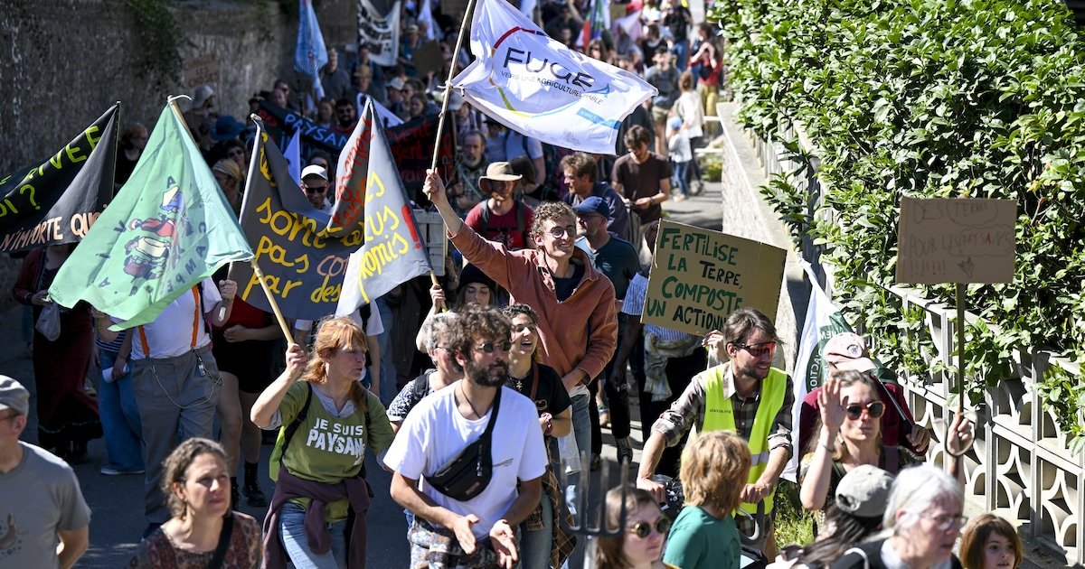 “À bas les néo-seigneurs”: 300 paysans assiègent la Sogesa à Floreffe