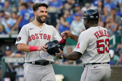 Red Sox’ Eric Hosmer day-to-day after exiting Tuesday’s loss early