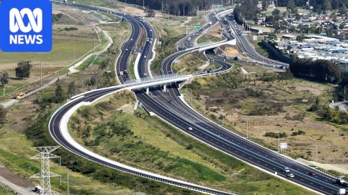 First cars hit M1 extension at Raymond Terrace 18 months ahead of schedule