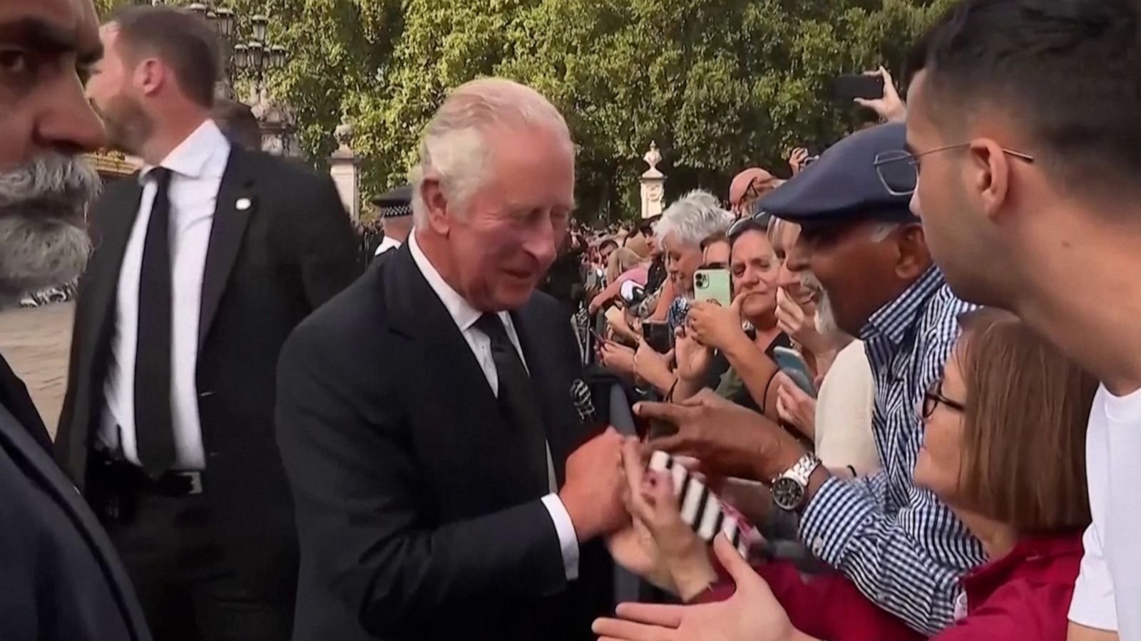 Crowd sings 'God Save The King' to King Charles III