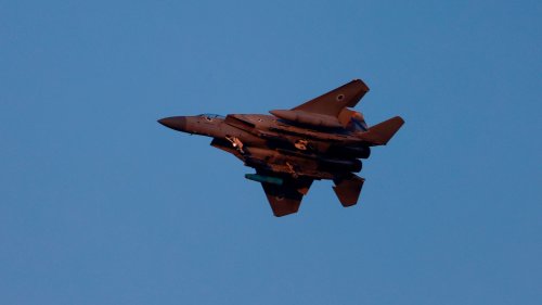 Israel should not directly attack Iranian soil, ex commanders say