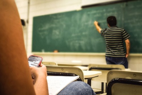 Gironde : un prof de collège échange 1 800 messages intimes avec son élève, il est relaxé