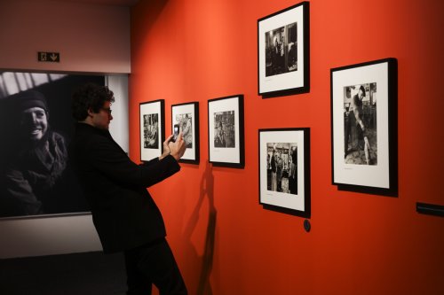 "Toute une vie de travail" : pourquoi la rétrospective Robert Doisneau à Paris est immanquable