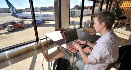 ¿Vas a viajar en avión? Aquí tienes todas las contraseñas Wi-Fi de los aeropuertos del mundo