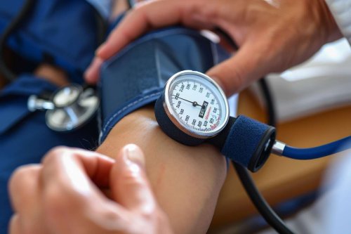 Six problèmes fréquents liés au manque de magnésium : hypertension et contractions musculaires en tête