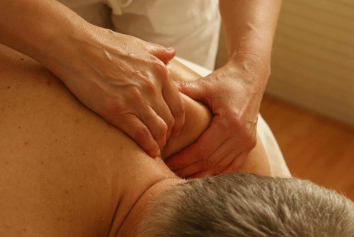 Douleurs chroniques à l'épaule : causes et traitements