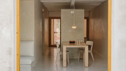 Modernes Wohnen in alten Gemäuern: Diese Renovierung in Barcelona bringt mit Mikroterrazzo die Wände zum strahlen