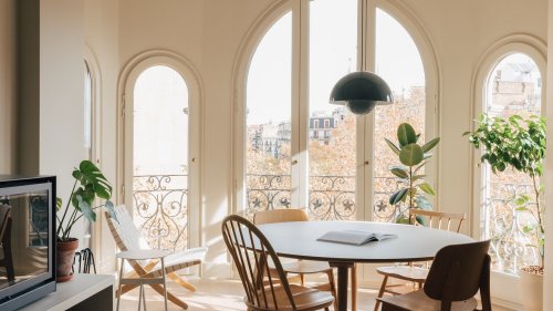 Renovierung in Barcelona: In dieser Familienwohnung trifft historisches Holz auf Skandi-Möbel