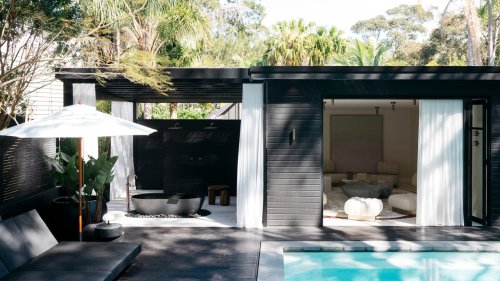 Haus am Meer: monochromes Farbschema innen, üppige Natur vor der Haustür – willkommen in Sydney
