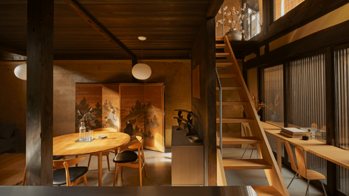 Kazuyo Sejima schuf eine Zwischenebene in einem 53 Quadratmeter großen Machiya in Kyoto