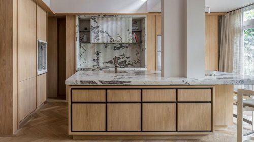 Kunst in der Küche: Diese Holzküche bietet nicht nur Stauraum