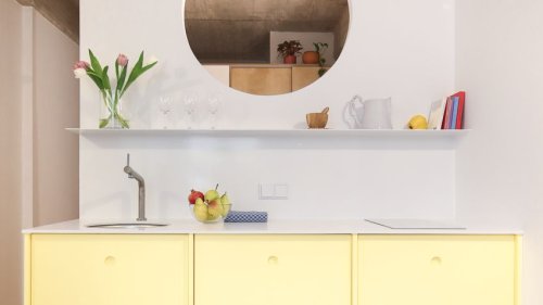 Umbau auf kleinem Raum: Minimalismus mit frischen Farbtupfern verwandelte diesen Lagerraum in eine 25-Quadratmeter-Wohnung