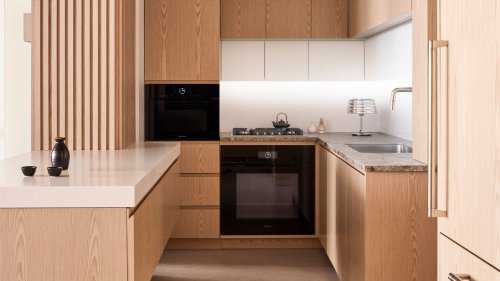 Brutalismus trifft auf Licht, Holz und Spiegel: Dieses Appartement in New York steckt voller Stauraum und Wärme
