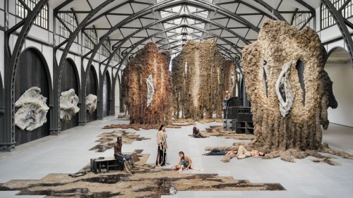 Klára Hosnedlová verwebt Raum und Zeit: Alles, was Sie über die Installation mit dem Chanel Culture Fund in Berlin wissen müssen
