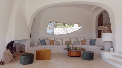 Diese Villa auf Sardinien in Steinzeit-Ästhetik hat nicht nur einen Infinity-Pool, sondern auch berauschende Ausblicke