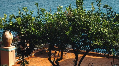 Amalfiküste: Ein Landhaus, in dem man zwischen Rundbögen, antiken Laternen und Orangenblüten-Duft träumen darf