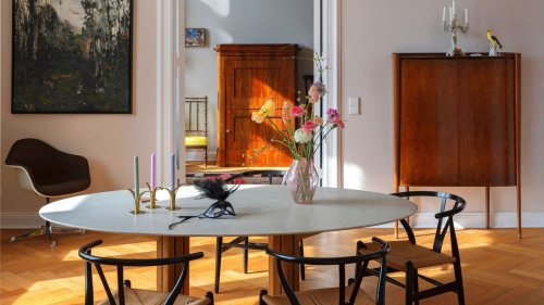 Altbauwohnung mit viel Licht, Farbe – und einer gelben Küche: So richtete sich eine Architektin in Berlin ein