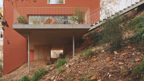 Dieses Familien-Haus schwebt über einem Hang: So entstand ein luftiges Zuhause in der Natur