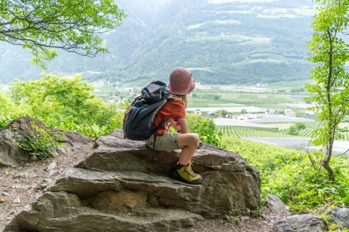 Wanderurlaub mit Kindern in Südtirol. Mit Eurohike Wanderreisen zu Fuß vom Reschensee nach Meran