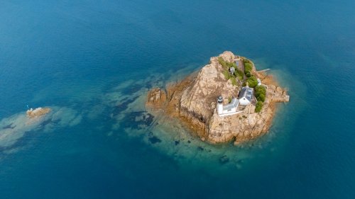 La maison d'un gardien de phare sur une île isolée en Bretagne