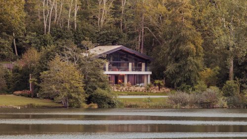 À Biarritz, une villa de bord de lac, inspirée par le brutalisme brésilien