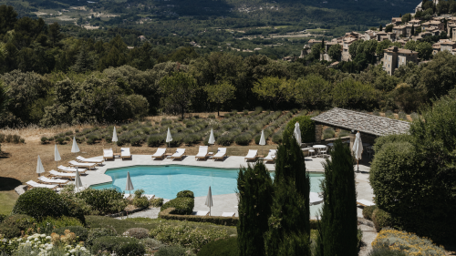 Entre cyprès et oliviers, un hôtel des architectes Jaune en Provence