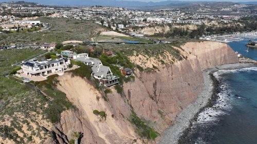 À flanc de falaise, 3 maisons de millionnaires risquent de sombrer dans l’océan