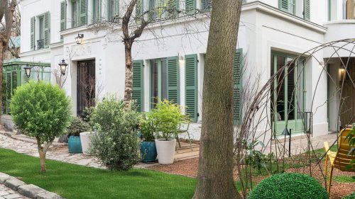 À Paris, une maison de campagne est à vendre dans le quartier de Passy