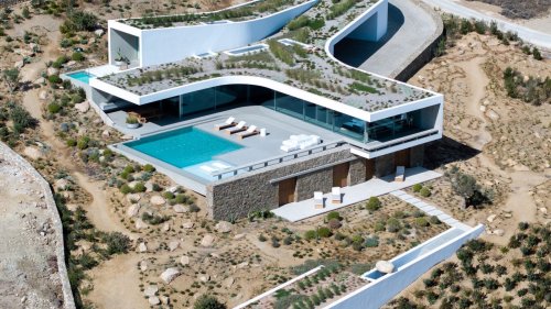 Le designer Tom Dixon signe l'intérieur d'une villa brutaliste à Mykonos
