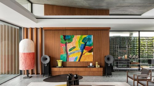 A Modernist Ivory Coast Villa Defined by a Gravity-Defying Concrete Roof