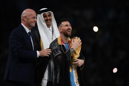 Messi e l'offerta choc: un milione di dollari per l'abito arabo