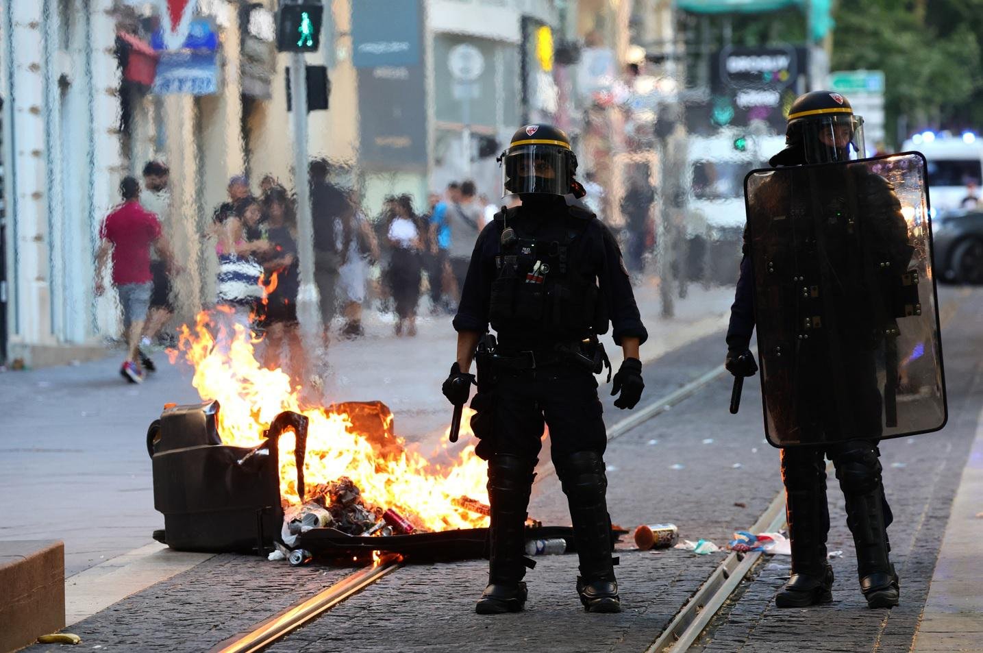 Francia, quarta notte di proteste e scontri: le news