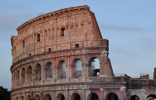 Colosseo, turista incide nome fidanzata sul muro - Video
