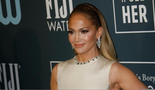 Jennifer Lopez torna sui social e annuncia nuovo album